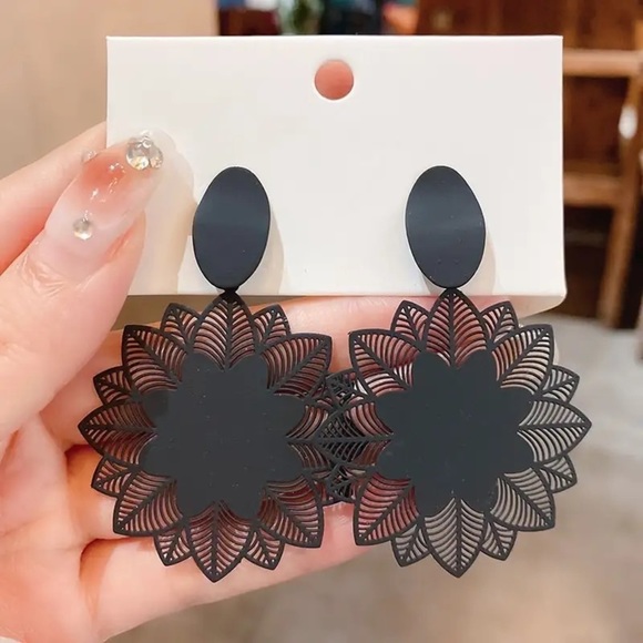 Black Flower Dangle Earrings - Picture 2 of 6